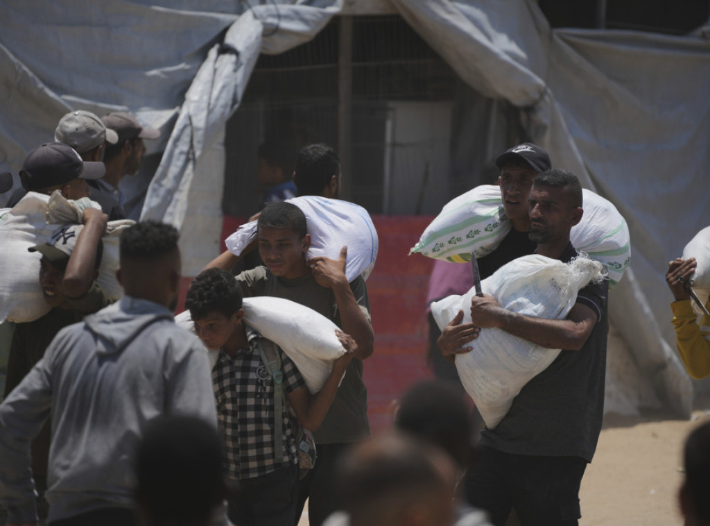 GHF: Danas podeljeno 17.000 paketa hrane, na tri lokacije u Rafi i centralnoj Gazi