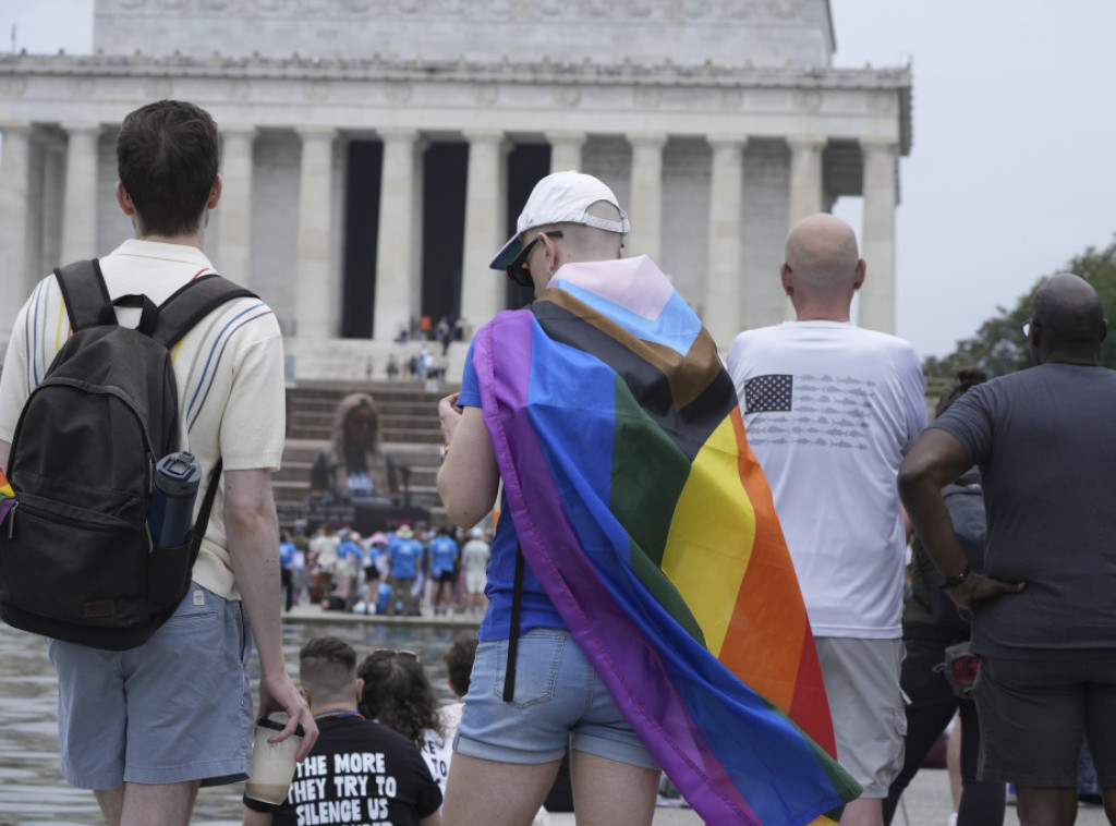 Kod Linkolnovog spomenika u Vašingtonu održan protest LGBTQ+ osoba