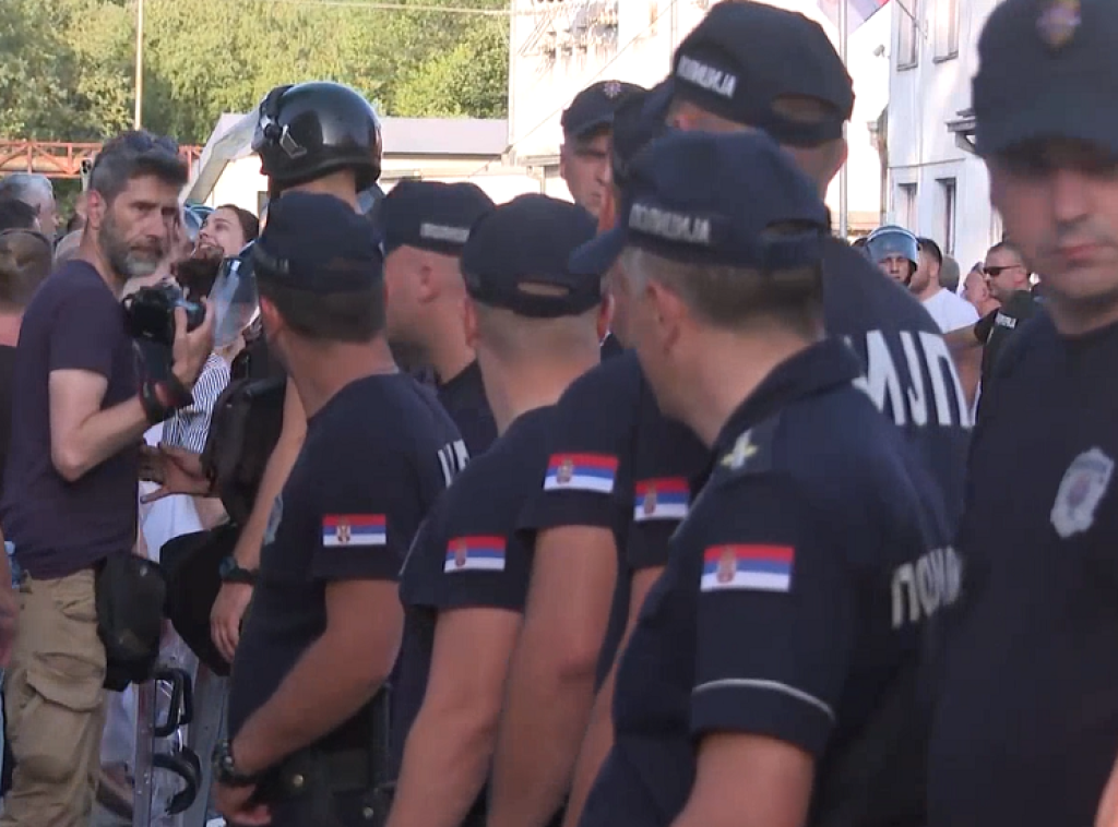 Grupa opozicionih aktivista okupila se u centru Kosjerića sat pre kraja izbora