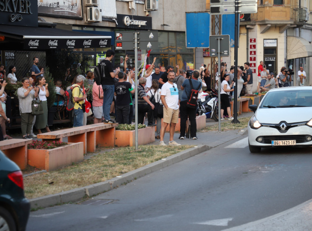 Pola sata pre zatvaranja birališta aktivisti se okupili u centru Zaječara