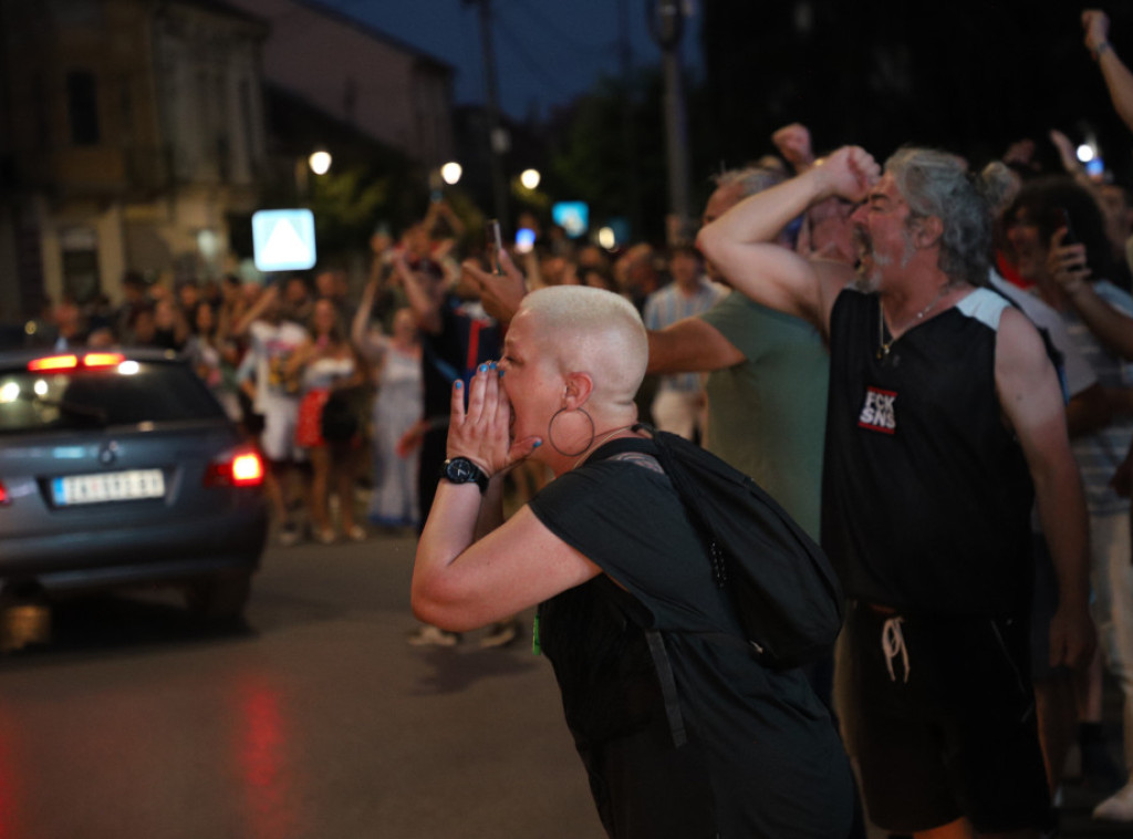 U Kosjeriću i Zaječaru nakon zatvaranja biračkih mesta okupili se blokaderi