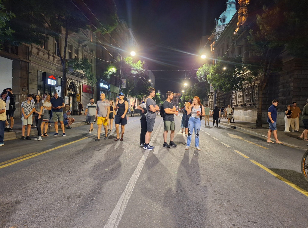 Grupa studenata u blokadi i pristalica opozicije ispred Predsedništva