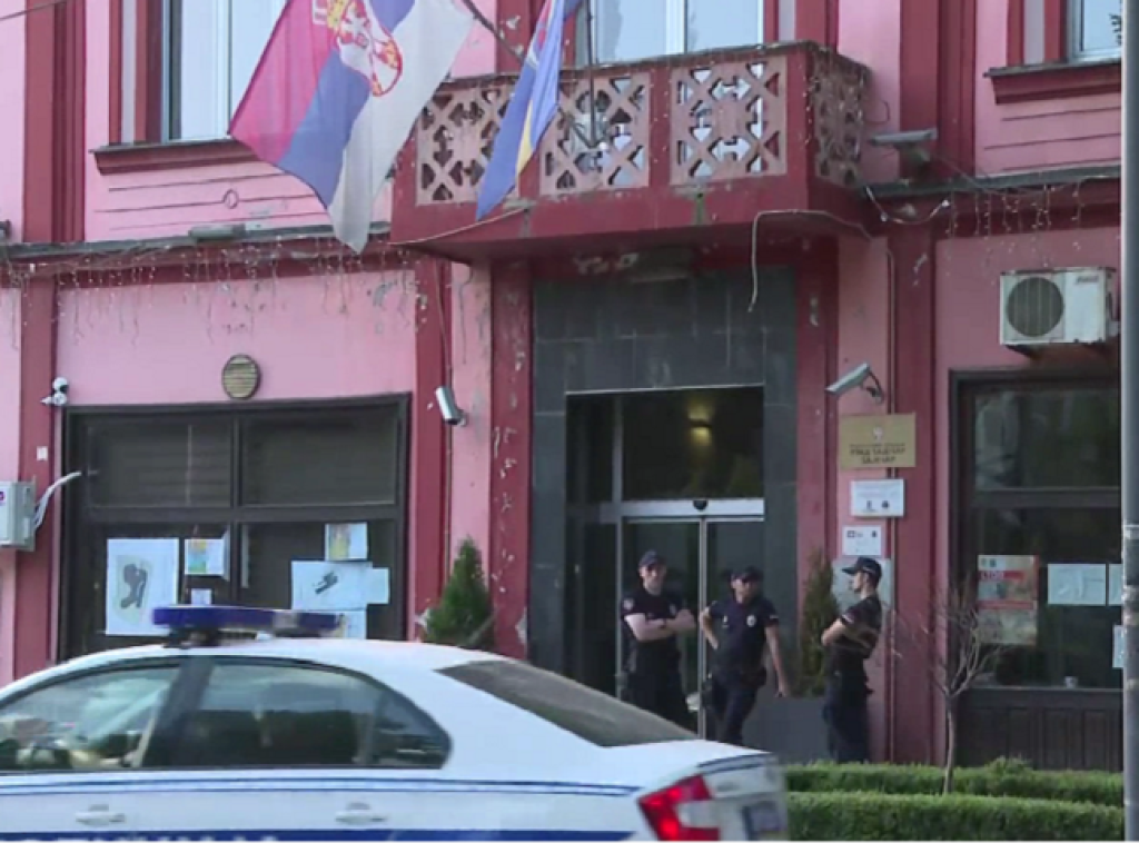 U Zaječaru dan posle izbora na ulicama mirno, ispred Skupštine grada pripadnici ITJ