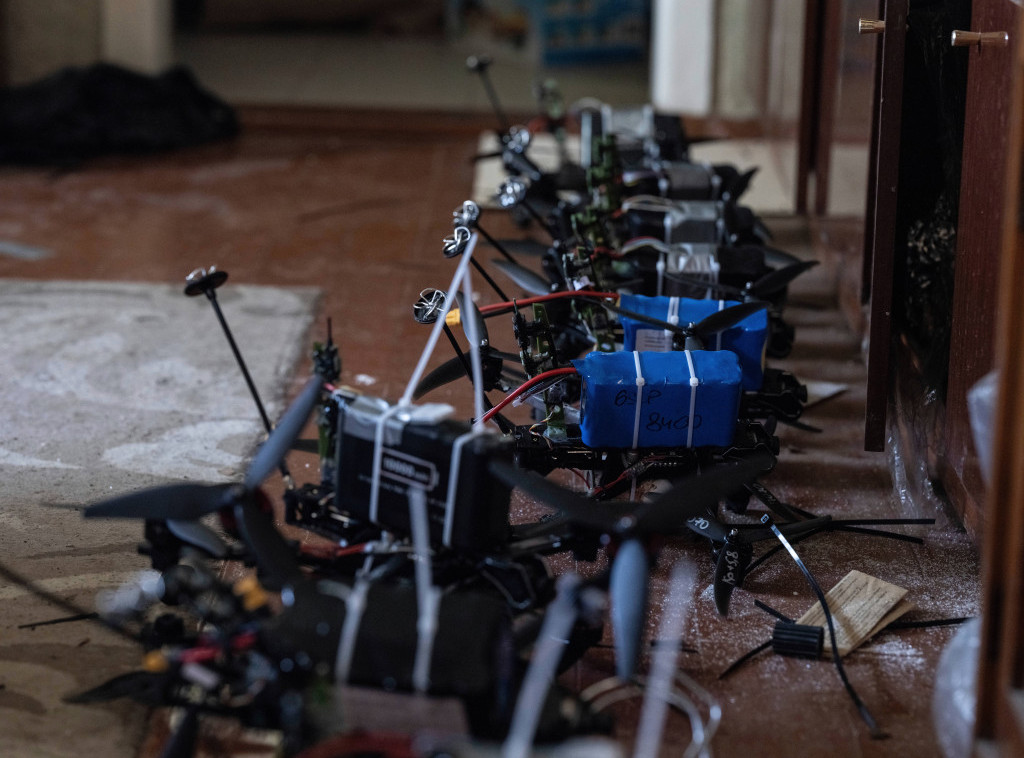 Pais: Ukrajina pravi dronove za napad u privatnim kućama na korak od linije fronta