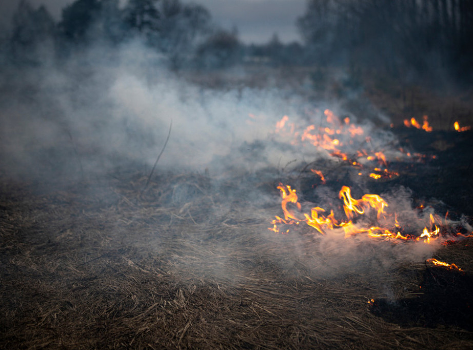 RHMZ: U Vojvodini, zapadnoj i centralnoj Srbiji grad, pogodni uslovi za širenje požara