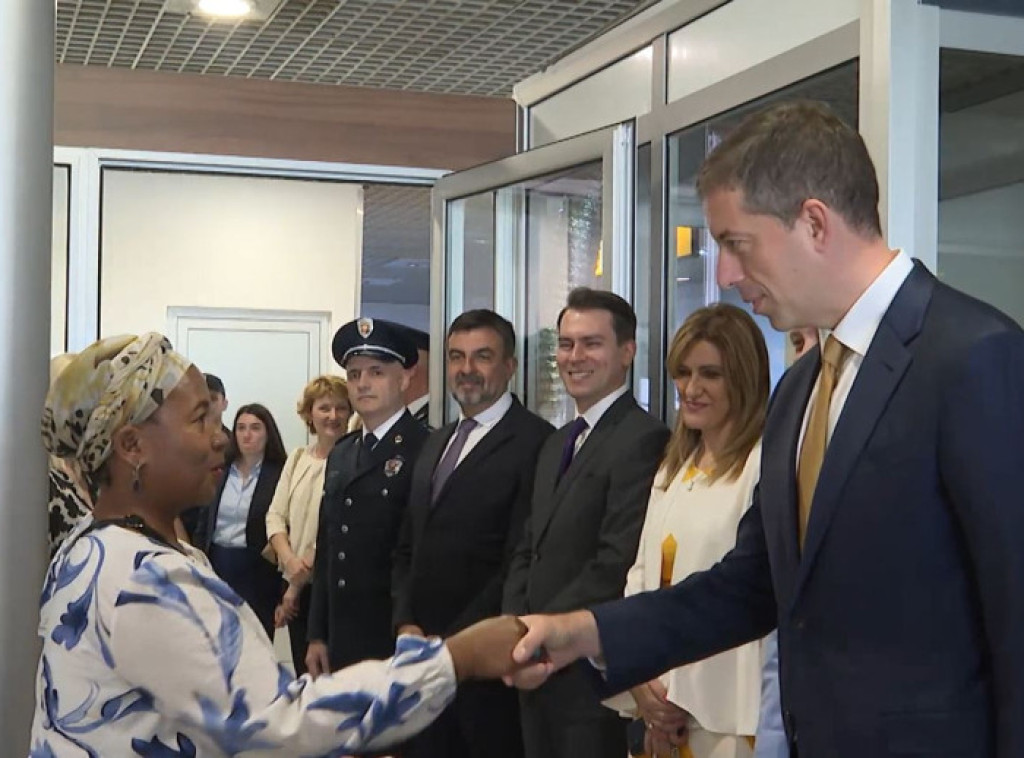 Đurić i Jovanović na "Nikoli Tesli" dočekali prve putnike sa izdatim e-vizama