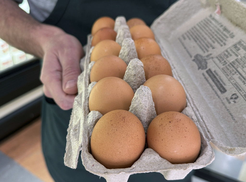 SAD:Iz prodaje povučeno 20 miliona jaja pošto se 21 osoba razbolela od salmonele