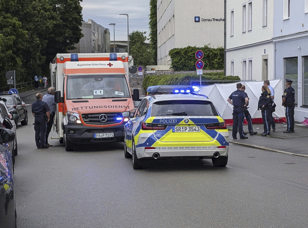 U nesreći tokom akrobatske predstave sa automobilima u Nemačkoj povređeno pet osoba