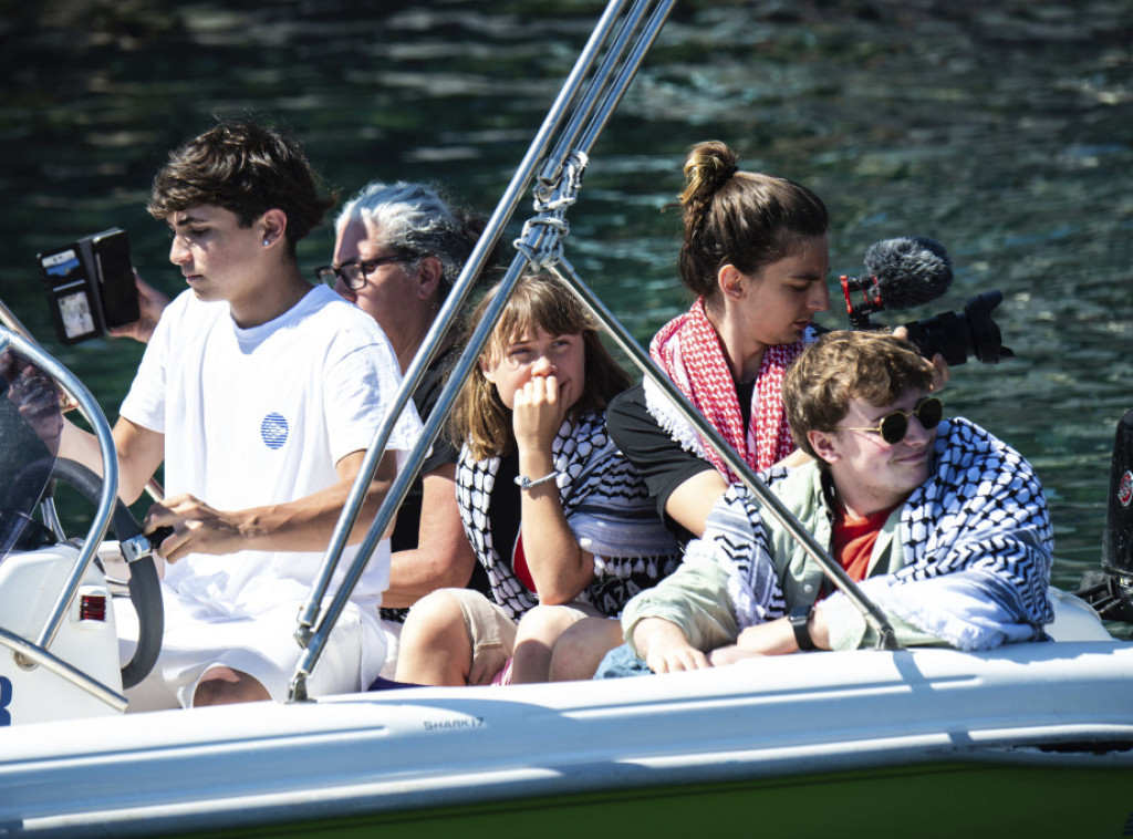 Aktivisti sa broda "Madlin" dovedeni na aerodrom radi deportacije