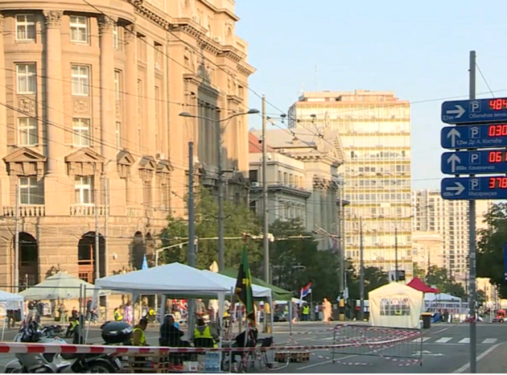 Ispred Vlade Srbije nastavljen protest neformalne grupe zaposlenih na univerzitetu