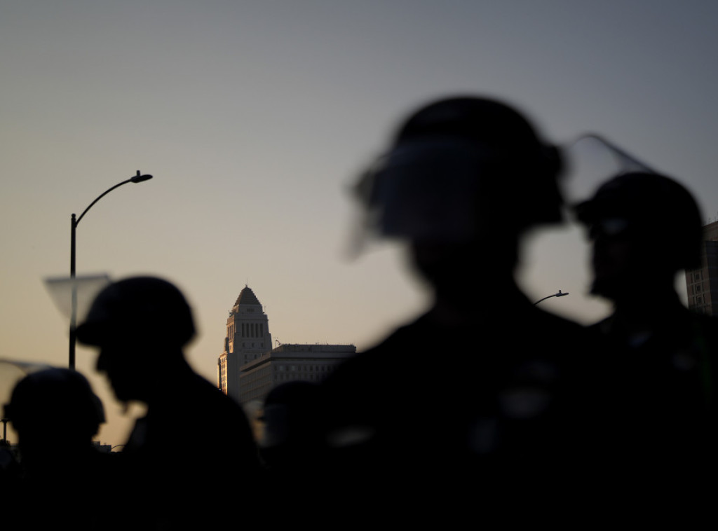 Neredi u Irskoj: Policija napadnuta projektilima tokom protesta