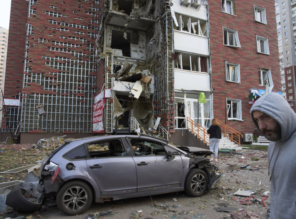 Četiri osobe povređene u ruskom napadu na Kijev, požari u sedam okruga