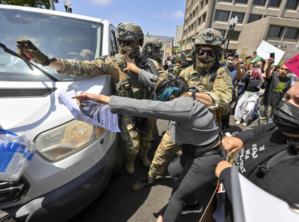 Dva pripadnika obezbeđenja CNN-a privedena tokom protesta u Los Anđelesu