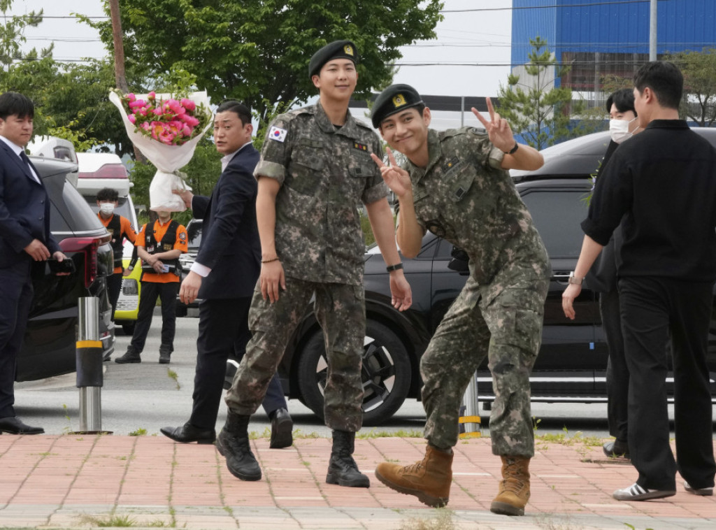Južna Koreja: Zvezde kpop benda BTS završile obaveznu vojnu službu