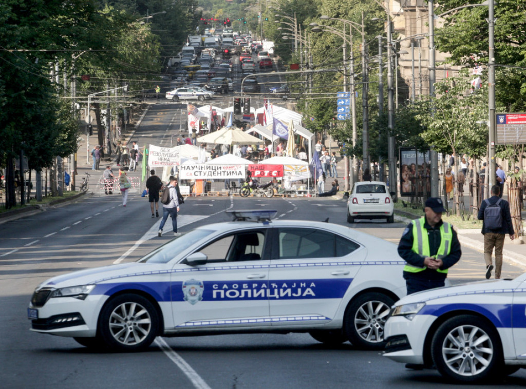 U centru Beograda velike gužve u saobraćaju zbog protesta ispred vlade