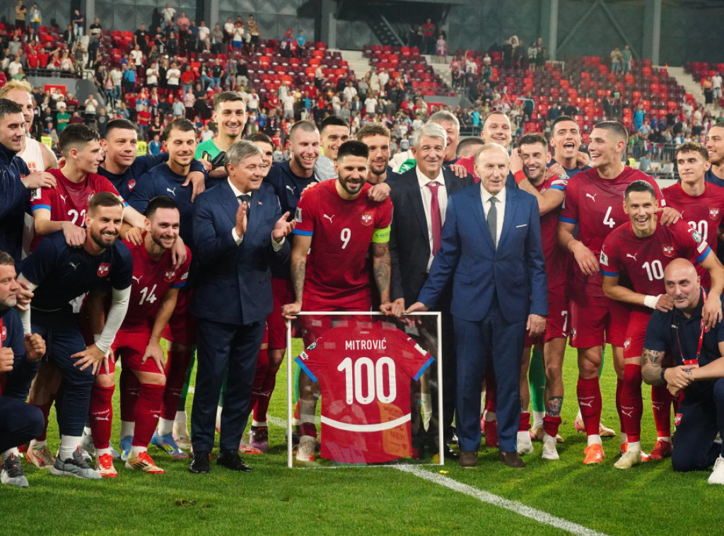 Mitrović dobio specijalnu plaketu i uramljeni dres povodom 100. meča u dresu Srbije