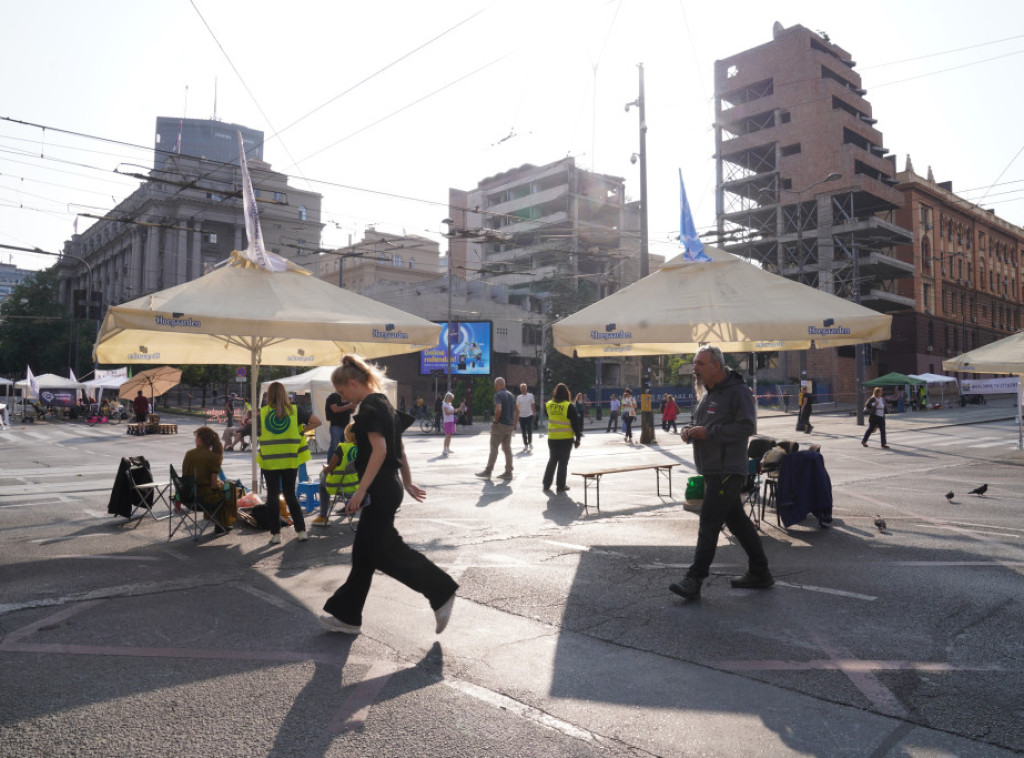 Ispred vlade Srbije nastavljen protest neformalne grupe "Pobunjeni univerzitet"