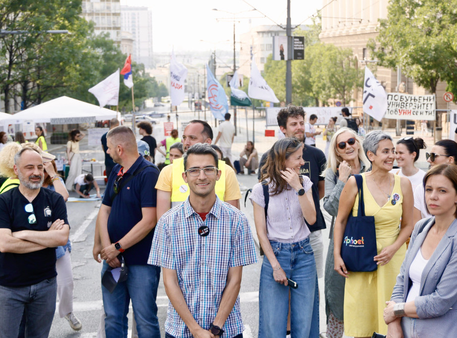 Nastavljen protest koji pred Vladom Srbije organizuje "Pobunjeni univerzitet"