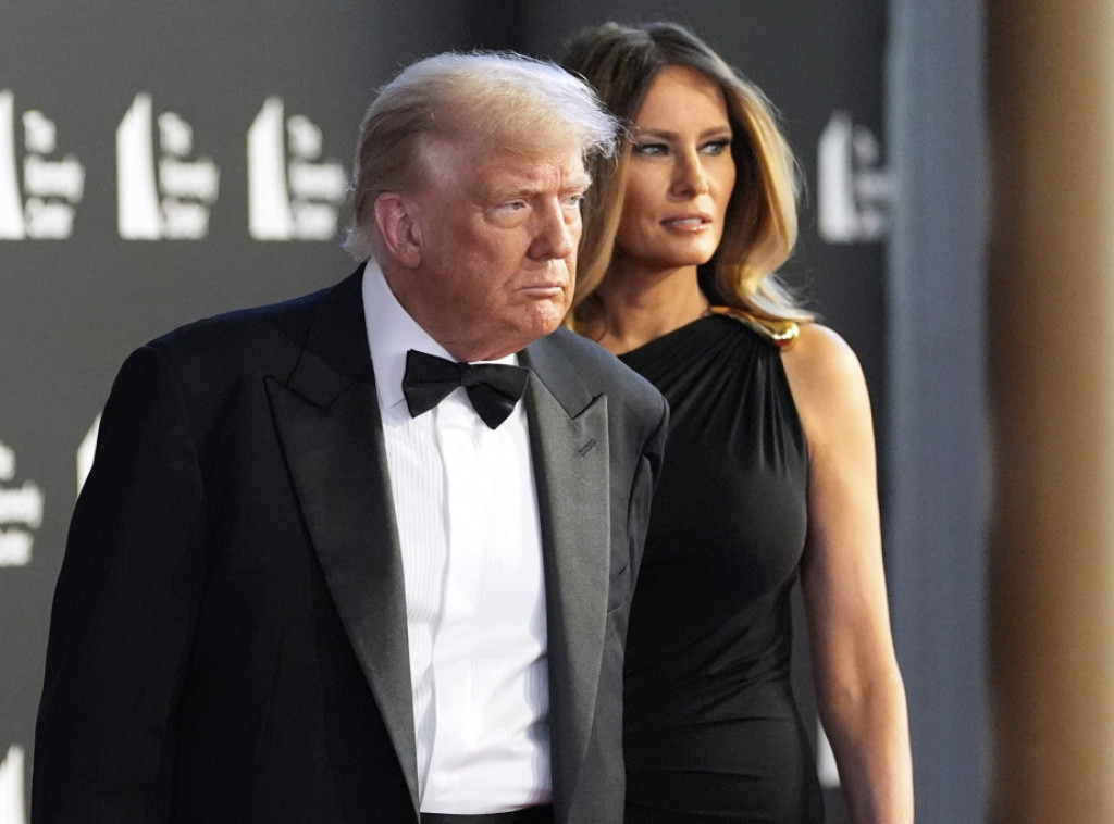 Trampu upućene i ovacije i zvižduci dok je ulazio na premijeru "Jadnika"