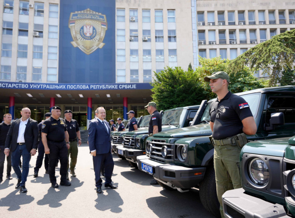 Dačić prisustvovao dodeli i prezentaciji terenskih vozila MUP-u Srbije