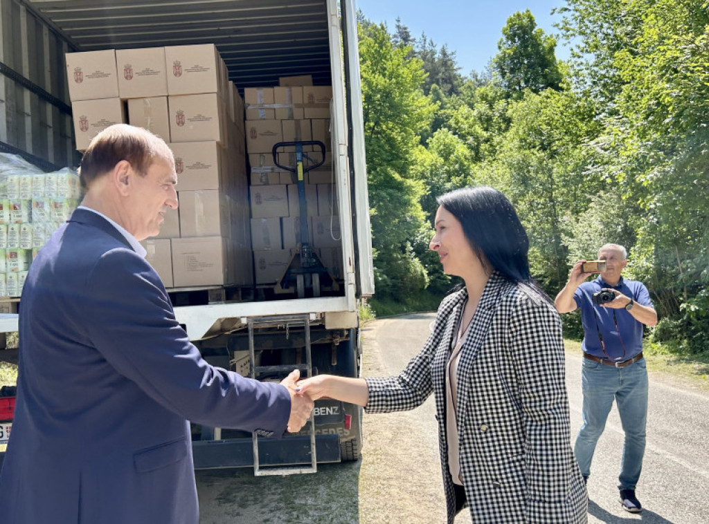 Jelena Žarić Kovačević obišla Crnu Travu i uručila 100 paketa pomoći ugroženim porodicama