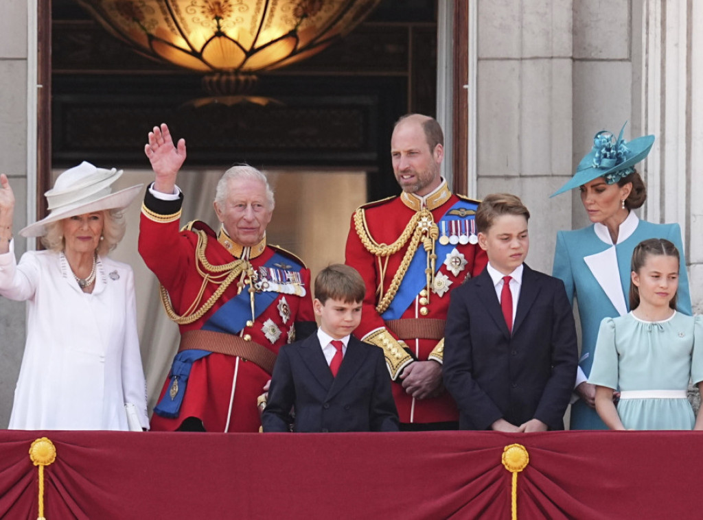 Kralj Čarls odao počast žrtvama avionske nesreće na vojnoj paradi u Londonu