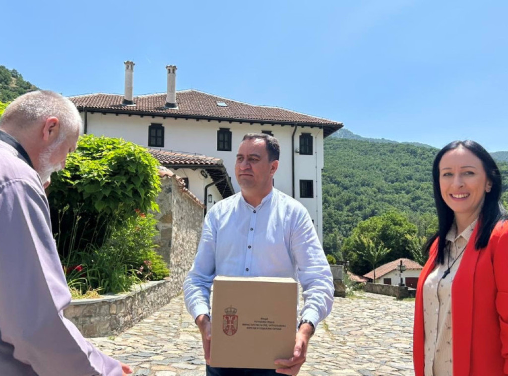 Jelena Žarić Kovačević obišla opštinu Bujanovac i uručila poklone i pakete humanitarne pomoći
