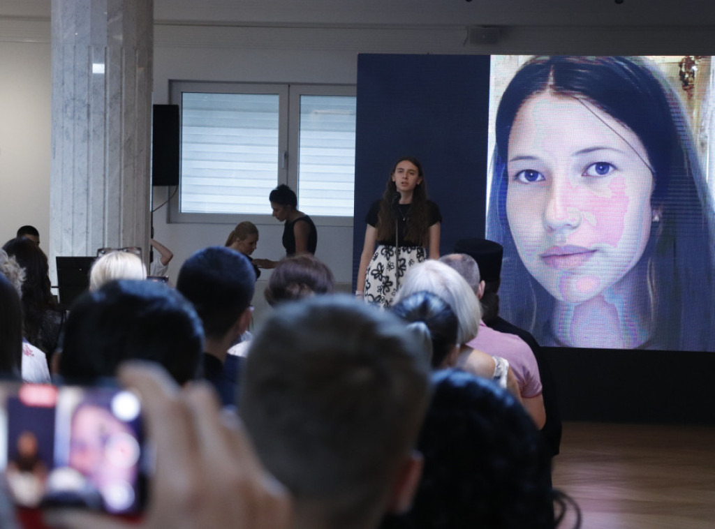 Fondacija Angelina poklonila maturske haljine i odela za decu bez roditelja