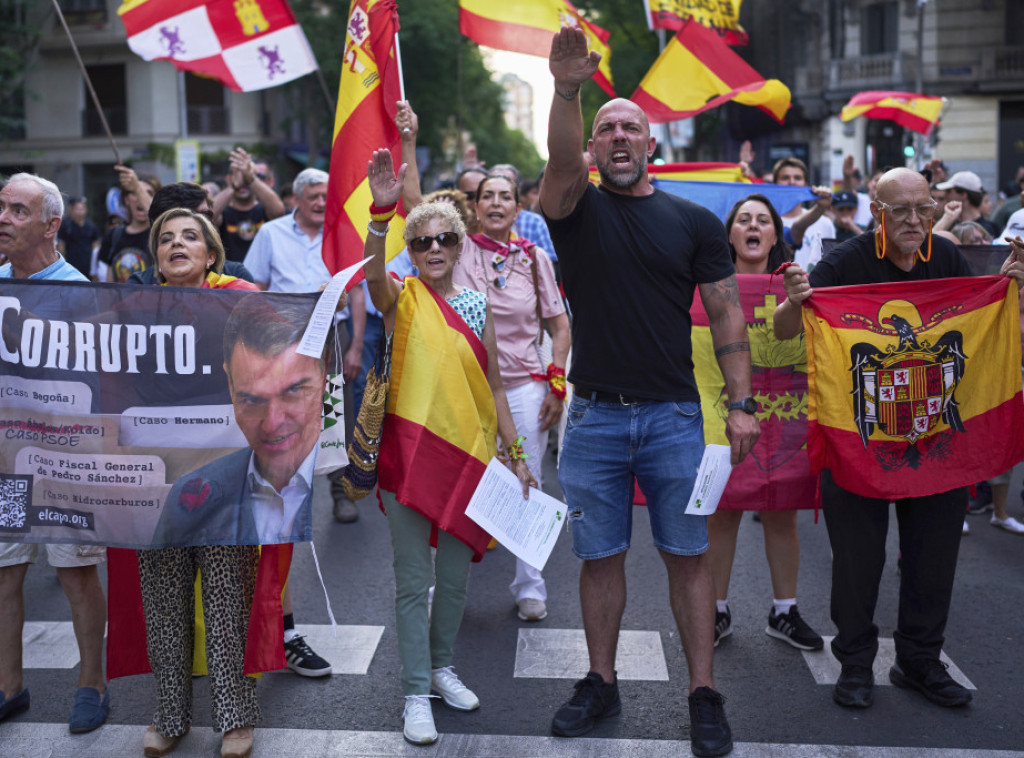 Na protestu u Madridu više hiljada ljudi tražilo republiku i politiku "ne ratu"