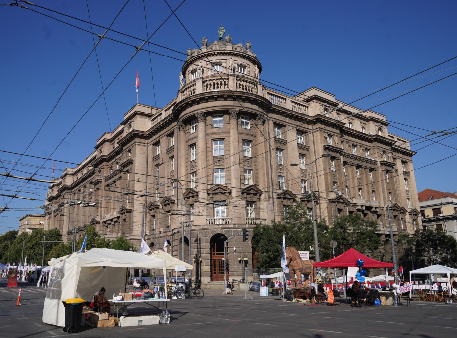 Protest neformalne grupe zaposlenih na univerzitetu i danas nastavljen ispred Vlade Srbije