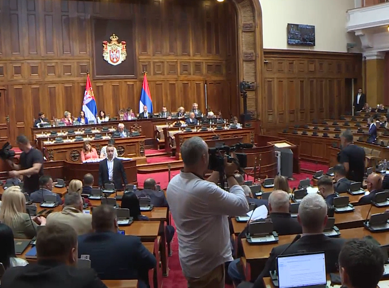 Poslanici polemisali o finansiranju političkih aktivnosti i korišćenju javnih dobara