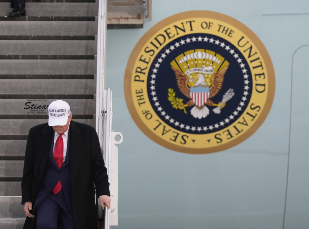 Trampova biznis organizacija pokrenula sopstvenu mobilnu telefoniju "Tramp mobajl"