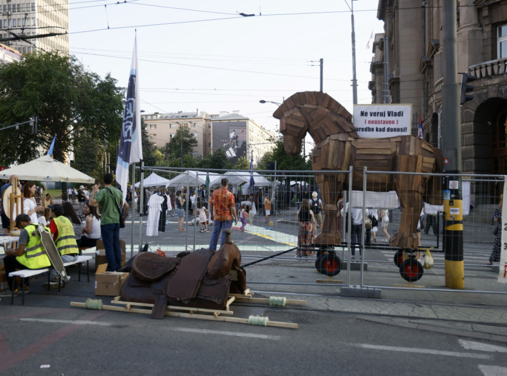 Ispred Vlade Srbije i dalje traje protest neformalne grupe "Pobunjeni univerzitet"