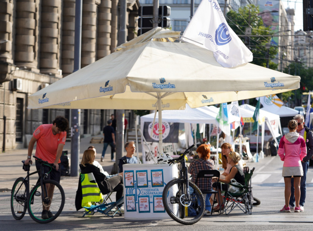 Protest neformalne grupe zaposlenih na univerzitetu nastavljen ispred Vlade Srbije