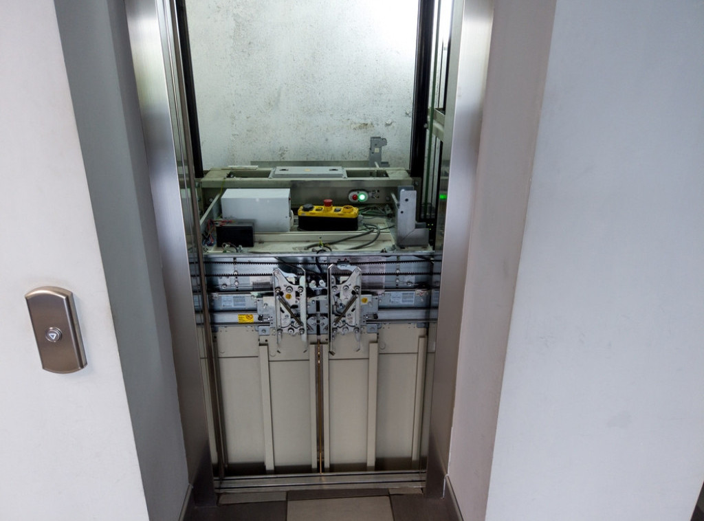 Temišvar: Lift sa četiri osobe, uključujući jedno dete, pao u podrum zgrade