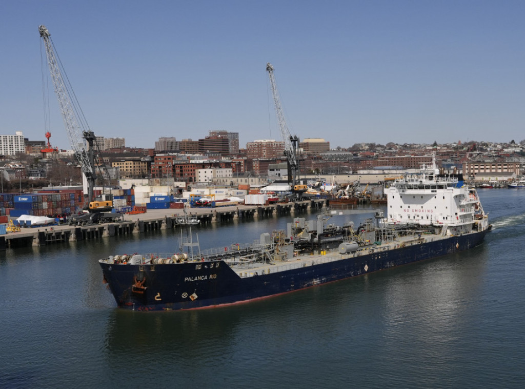 Cene sirove nafte porasle za 2,2 odsto, cene zlata za 0,3 odsto