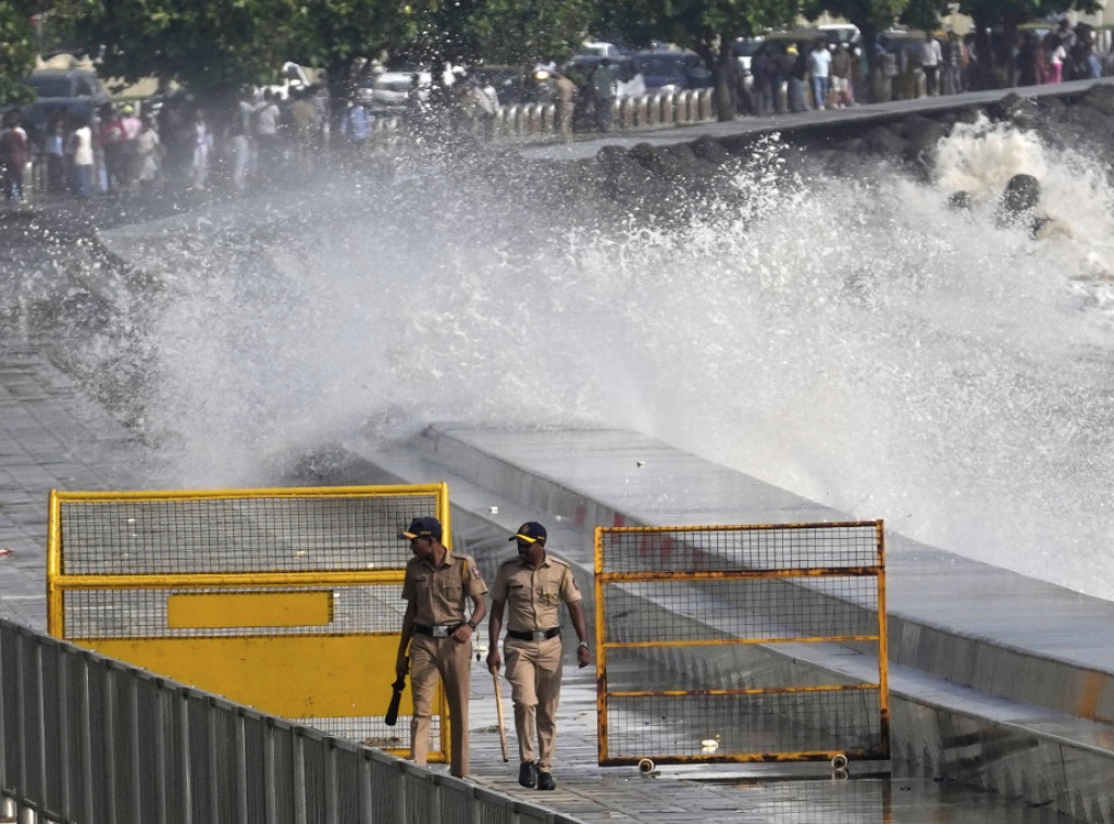 Najmanje 18 poginulih u poplavama i udarima groma u Indiji