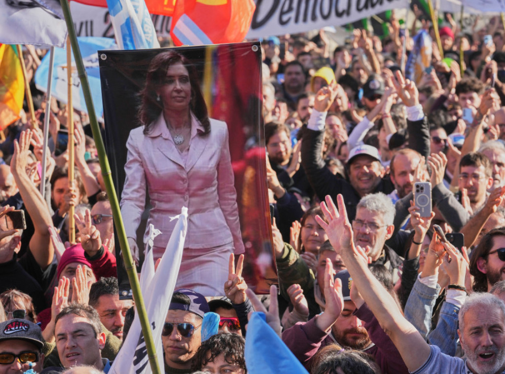 Desetine hiljada Argentinaca na protestu u znak podrške bivšoj predsednici Kiršner
