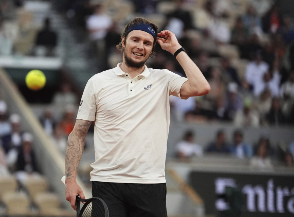 Kazahstanski teniser Aleksandar Bublik eliminisao Janika Sinera sa turnira u Haleu