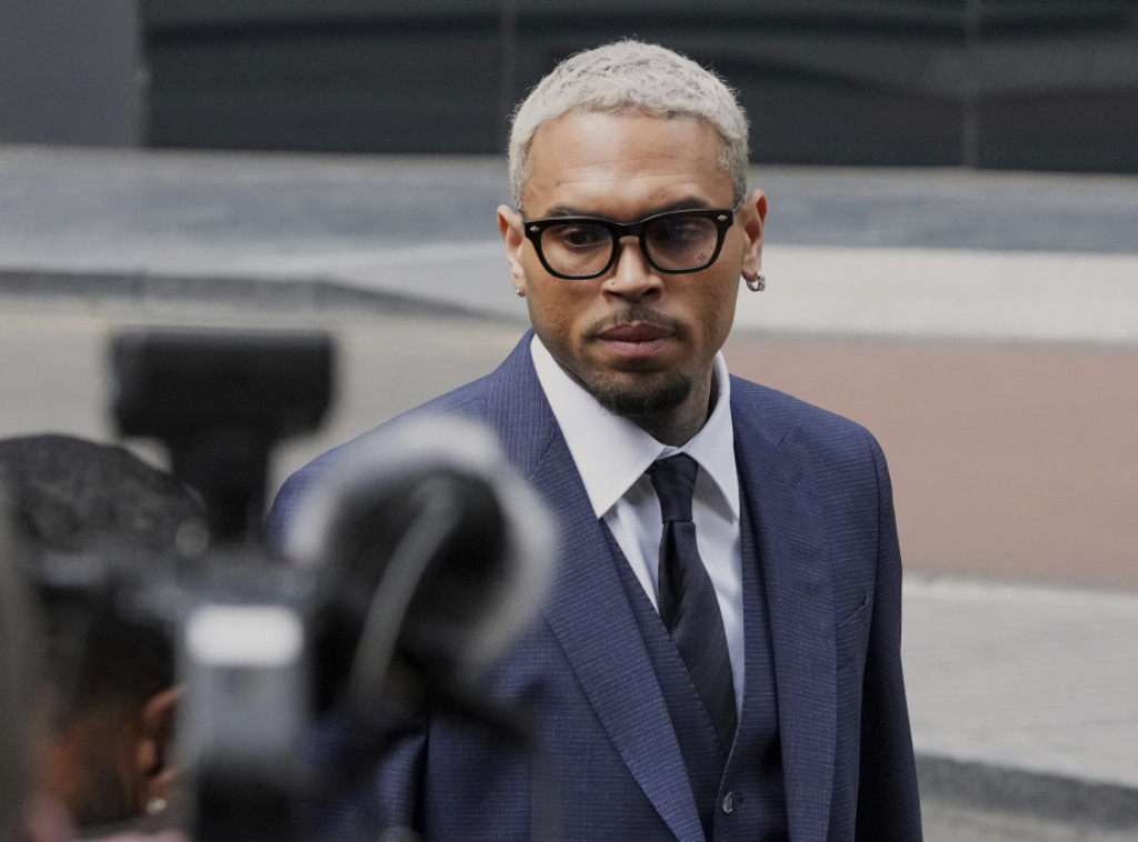 Kris Braun negirao krivicu za pokušaj nanošenja telesnih povreda flašom u klubu