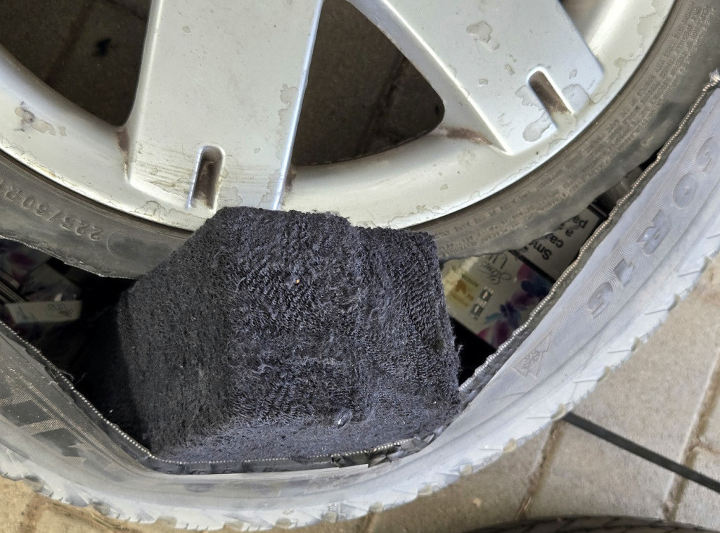 Carinici pronašli 626 paklica cigareta u automobilskim gumama