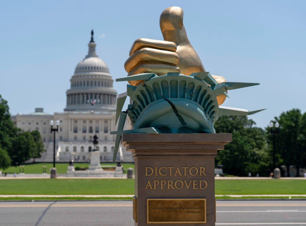 Statua 'Diktator odobrava' sa antitrampovskom simbolikom postavljena ispred Kapitola