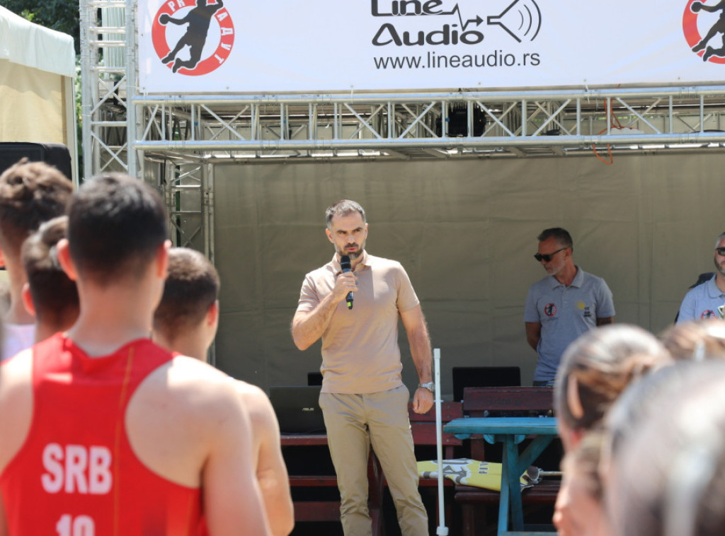 Mićin svečano otvorio memorijalni turnir "Branislav Radišić" u rukometu na pesku