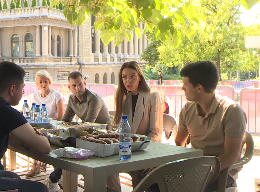 Adrijana Mesarović u Pionirskom parku posetila studente koji žele da uče i pružila im podršku