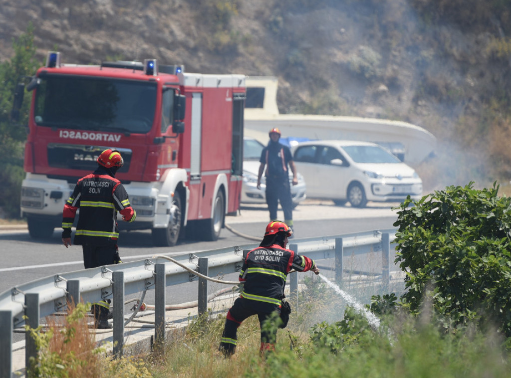 Ugašen požar u Splitu, gorelo oko dva hektara trave i niskog rastinja