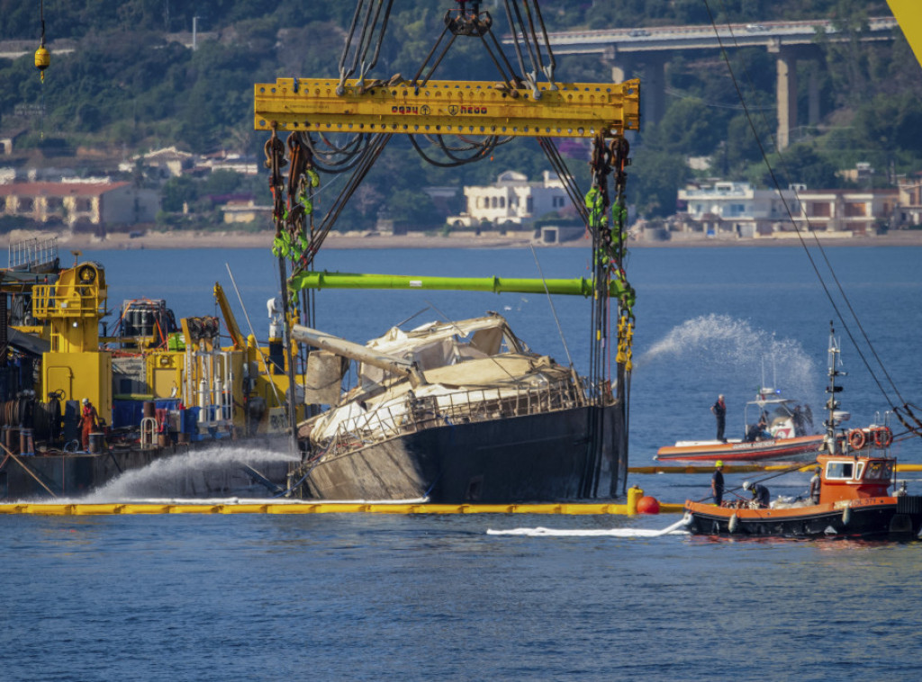 Britanska superjahta izvučena 10 meseci nakon što je potonula kod Sicilije