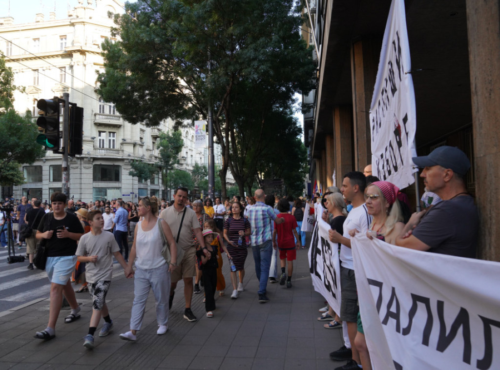 Protest grupa građana i studenata koji blokiraju fakultete ispred sedišta RIK-a