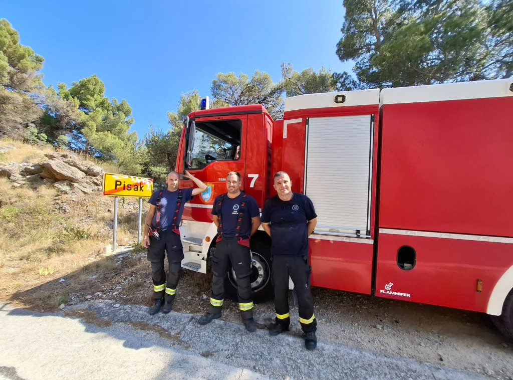 Vatrogasci nastavljaju da dežuraju na požarištu kod Omiša