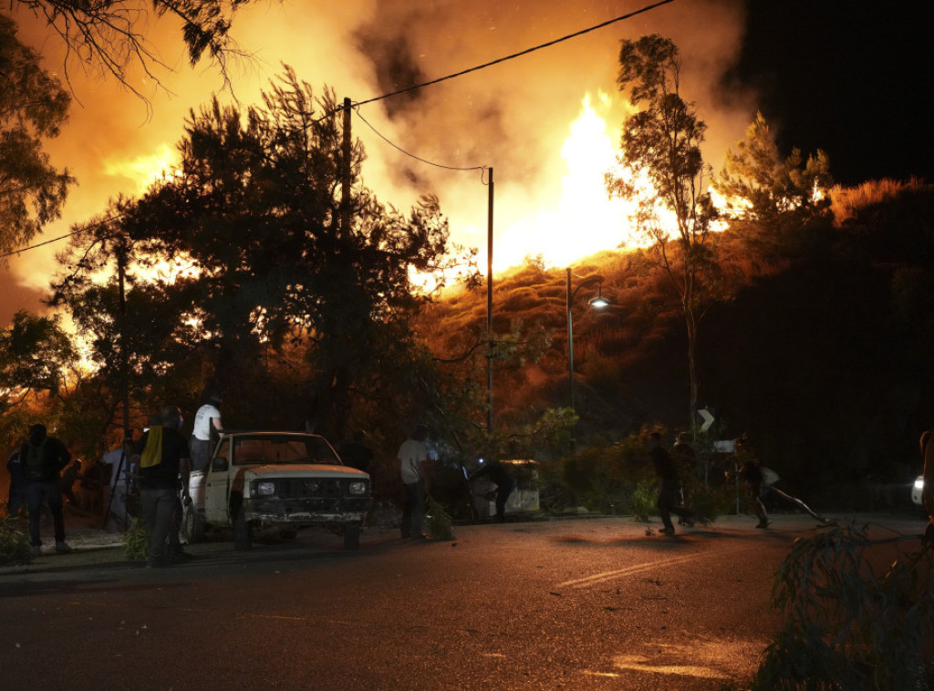 Grčka šalje još vatrogasaca da bi ugasili požar koji dva dana besni na ostrvu Hios