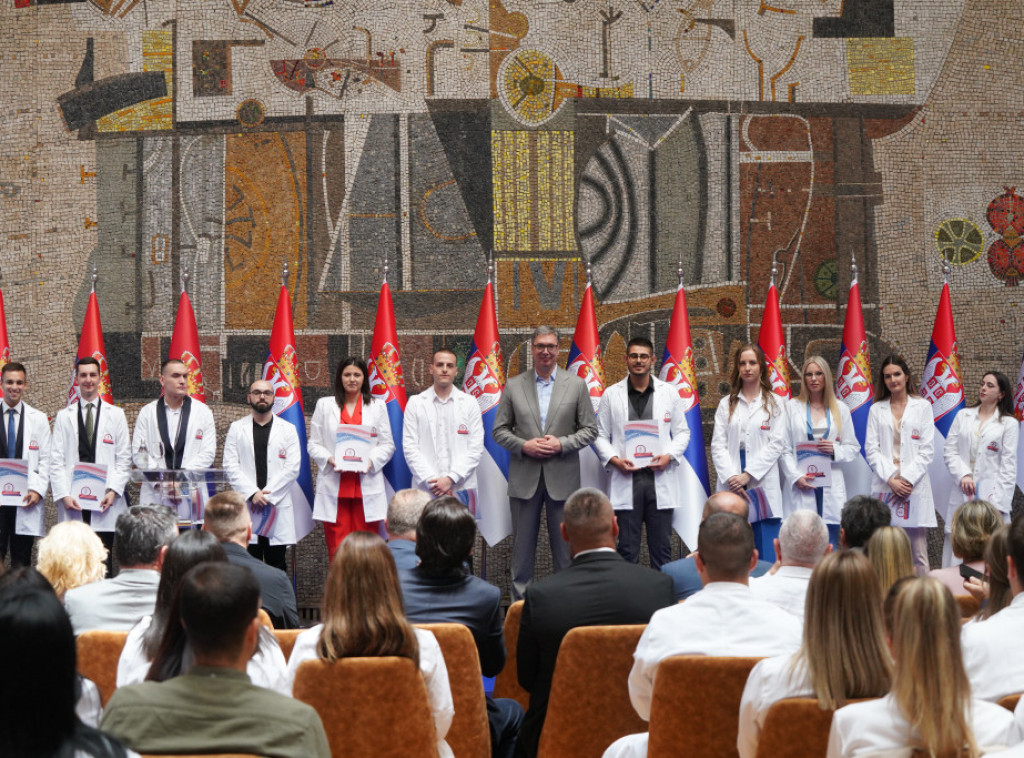 Diplomci zahvalili na ugovorima o radu: Velika nam je čast da karijeru počnemo u Srbiji